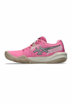 Roze sportschoen met een gestructureerde zool, zwart-wit logo en "PADEL" tekst aan de zijkant, ontworpen voor sport of casual gebruik.