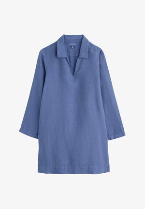 Modrá lněná tunika s límcem, tříčtvrtečními rukávy a výstřihem do V. Má uvolněný střih a mírně zakřivený lem.