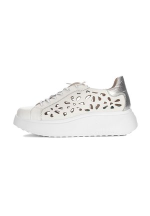 - Sneakersy niskie