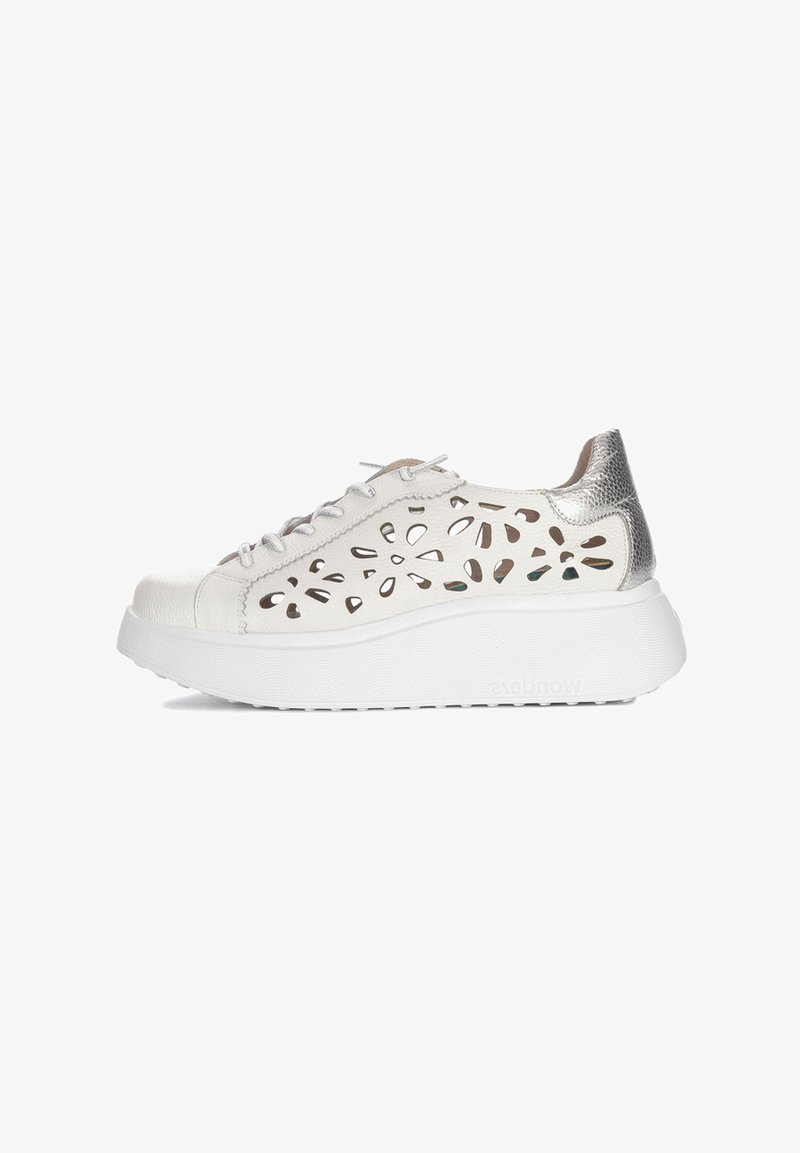 Sneakers bianchi con design forato, accento argento sul tallone, suola piatta bianca e superficie testurizzata. Presentano lacci frontali e una costruzione leggera.