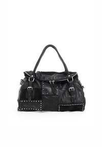 Crna kožna torba od patchworka sa srebrnim zakovicama, dva držača, prednjim patentnim zatvaračem i ukrasnim remenjem s kopčama na bijeloj pozadini.