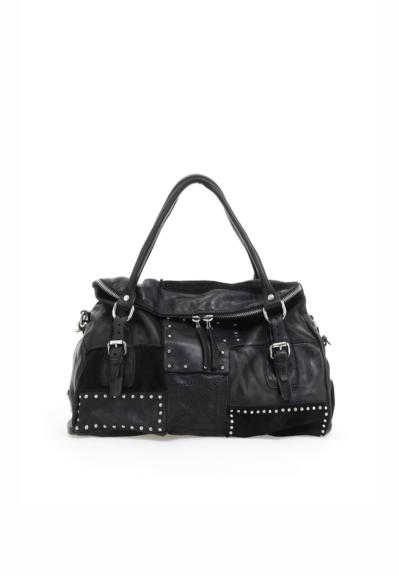 Crna kožna torba od patchworka sa srebrnim zakovicama, dva držača, prednjim patentnim zatvaračem i ukrasnim remenjem s kopčama na bijeloj pozadini.