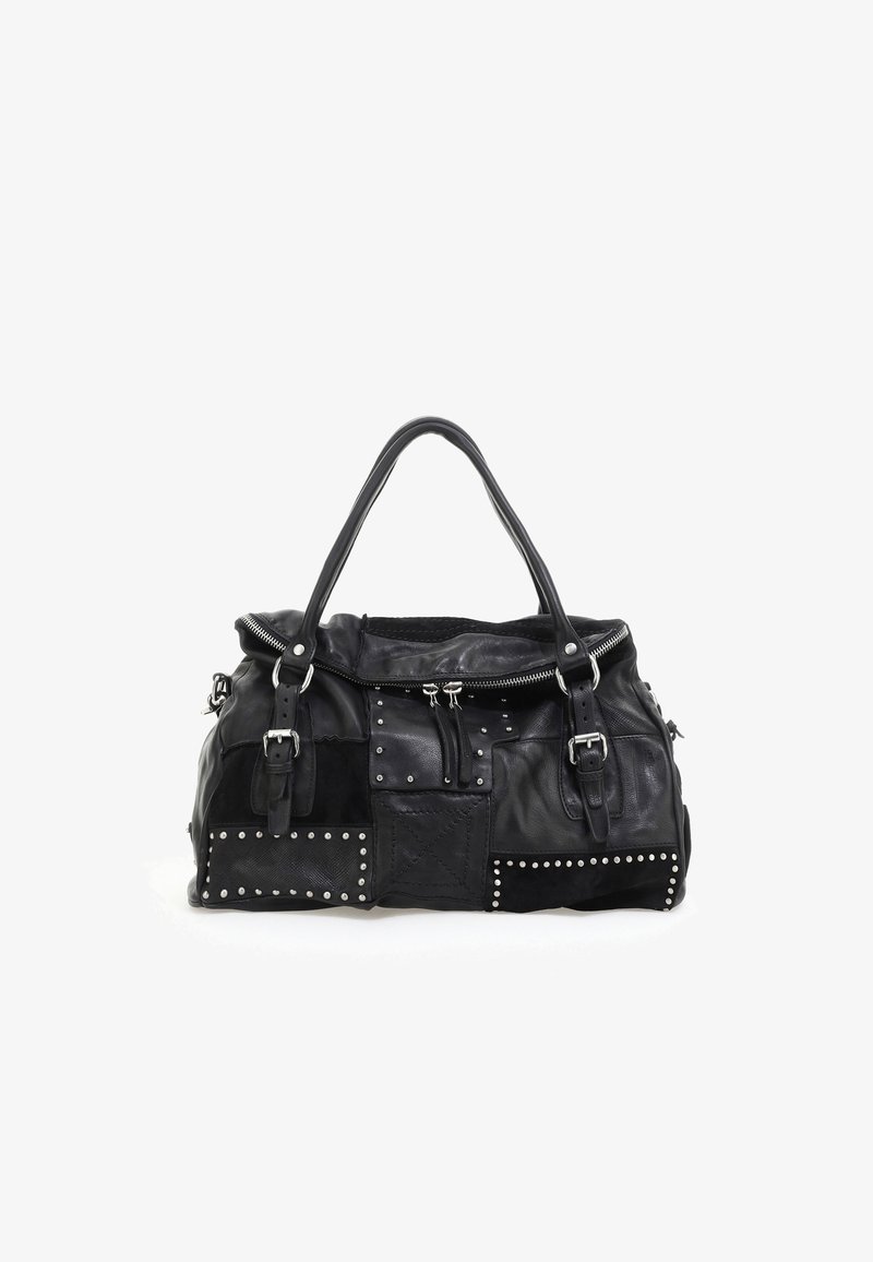 Crna kožna torba od patchworka sa srebrnim zakovicama, dva držača, prednjim patentnim zatvaračem i ukrasnim remenjem s kopčama na bijeloj pozadini.
