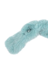 Accessorio in pelo sintetico di colore azzurro chiaro, forma allungata, texture morbida, con un anello per la chiusura. Setole leggere e soffici su tutta la superficie.