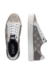 Baskets en daim gris et cuir avec des accents blancs. Présentent un côté à motif, un bout rond, et une semelle en caoutchouc blanche plate. Nom de la marque visible.