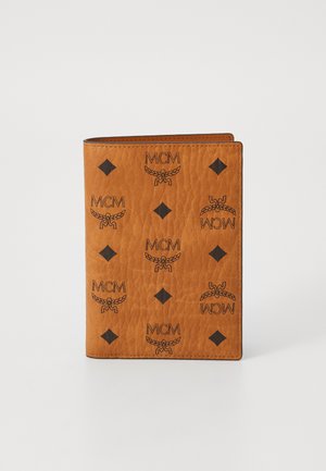 MCM OTTOMAR VISETOS PASSPORT HOLDER UNISEX - Portafoglio - cognac