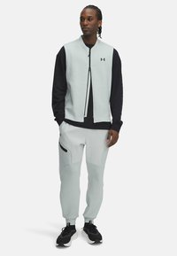 Under Armour UNSTOPPABLE FLEECE GRID - Treningo apatinė dalis - hydro green
