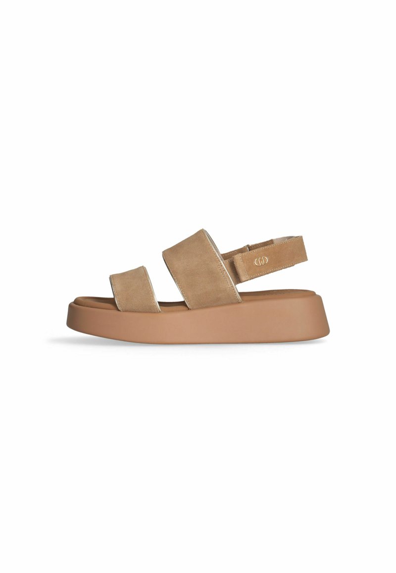 Beige ruskindssandaler med to brede remme og slingback-design, der har en tyk, tan farvet platformssål. Minimalistisk og moderne silhuet.