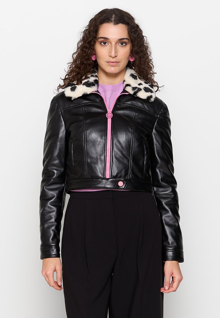 Schwarze Lederjacke im Cropped-Stil mit einem Kragen aus Leo-Print-Faux-Fell, pinkem Reißverschluss und Druckknopfdetails, mit strukturierten Schultern und langen Ärmeln.
