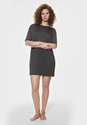 Abito grigio scuro a maniche corte realizzato in tessuto morbido, presenta una vestibilità rilassata che arriva sopra le ginocchia. Design semplice, senza motivi o accenti visibili.