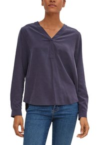 Maglietta a maniche lunghe blu navy con scollatura a V, realizzata in un tessuto morbido e con una vestibilità comoda, leggermente più lunga sul retro.