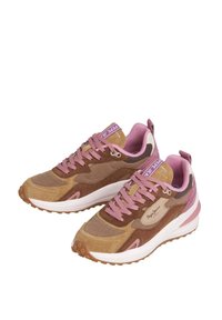 Brune og rosa sportssko laget av semsket skinn og mesh, med en polstret såle, teksturerte paneler og et logo-merke på tungen.
