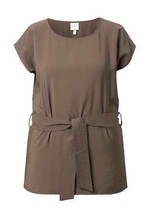 Brun kortærmet bluse med rund halsudskæring og matchende stofbælte bundet i taljen på hvid baggrund.