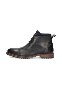 Botas de tobillo de cuero negro con un acabado suave, que presentan una puntera redondeada, diseño de cordones y una suela de color marrón contrastante.