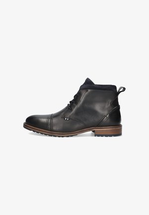 Botas de tobillo de cuero negro con un acabado suave, que presentan una puntera redondeada, diseño de cordones y una suela de color marrón contrastante.