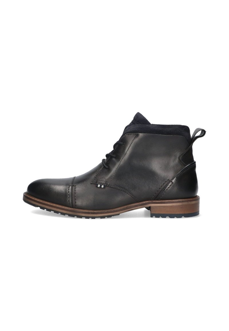 Botas de tobillo de cuero negro con un acabado suave, que presentan una puntera redondeada, diseño de cordones y una suela de color marrón contrastante.