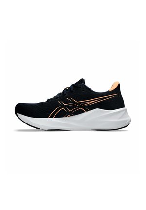 Chaussure de course noire avec des lignes de logo orange et une semelle blanche épaisse, vue de côté sur fond blanc.