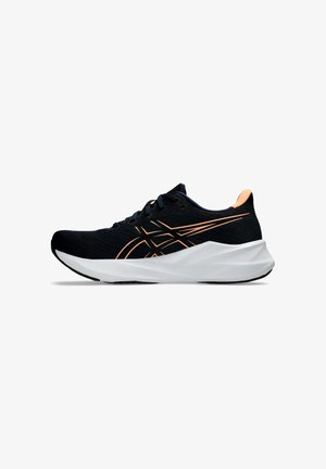 Chaussure de course noire avec des lignes de logo orange et une semelle blanche épaisse, vue de côté sur fond blanc.