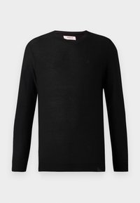 Pulover negru tricotat cu mâneci lungi și gât rotund. Textură subtilă și un detaliu mic cu logo pe piept. Design clasic și versatil.