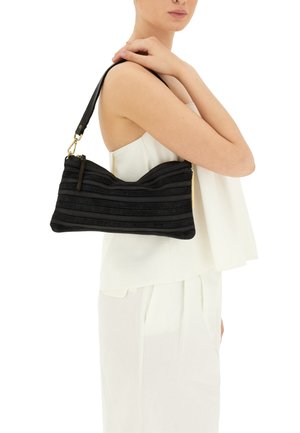 Borsa a mano in tessuto nero con texture ondulata e dettagli in oro. Bordo superiore curvo, tracolla regolabile e chiusura a zip su un lato.