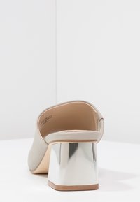 Miss Selfridge Slip-ins med hög sula - grey