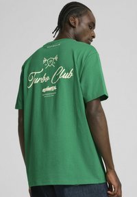 Puma - PORSCHE LEGACY LIFESTYLE GRAPHIC  - Potiskana majica - archive green Miniaturna slika 1