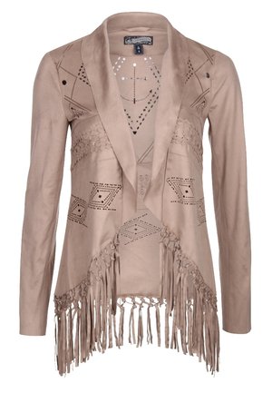 Beige Langarmjacke mit offenem Vorderteil, geometrischen Ausschnittmustern, geflochtenen Details und Fransen am Saum.