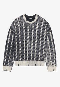 Pull en maille à motifs noirs et blancs avec poignets, ourlet et col côtelés, présentant un design texturé à rayures verticales.