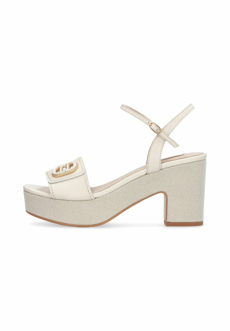 Sandale à plateforme beige avec talon bloc, bride à la cheville, boucle dorée sur la bride avant, semelle texturée, vue de profil sur fond blanc.