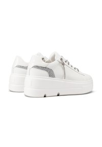 Sneakers bianchi con una tomaia in pelle liscia, dettagli luccicanti sul tallone e una suola bianca chunky con design a punta rotonda.