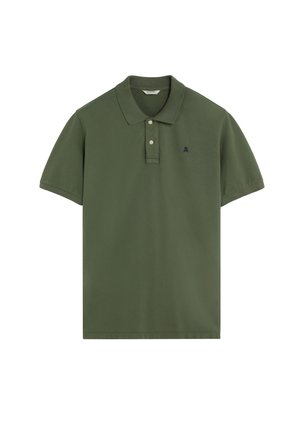 Polo de manga corta color verde oliva con dos botones blancos y un pequeño logo oscuro bordado en el pecho izquierdo.