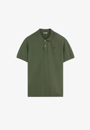 Polo de manga corta color verde oliva con dos botones blancos y un pequeño logo oscuro bordado en el pecho izquierdo.