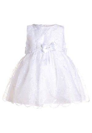 Weißes Kleid mit floralem Stickerei, ärmelloses Design, runder Ausschnitt und einem Satin-Oberteil. Mit einer Schleifenakzent an der Taille und einem geschichteten Rock.