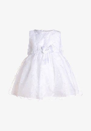 Bílé šaty s květinovou výšivkou, bez rukávů, kulatý výstřih a saténový korzet. Obsahují mašlový akcent v pase a vrstvenou sukni.