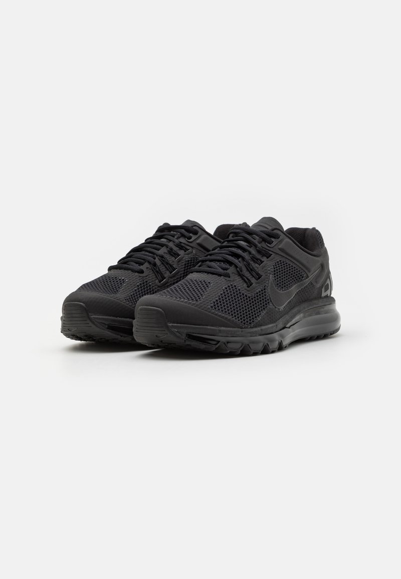 Zapatillas deportivas negras con materiales de malla y sintéticos, que cuentan con una suela acolchada, acentos texturizados y un diseño con cordones.
