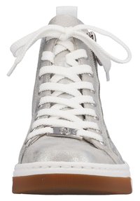 Wysokie trampki z metaliczną srebrną cholewką, białymi sznurowadłami, teksturowanymi akcentami oraz gumową podeszwą z brązowym bieżnikiem. Zamek błyskawiczny z boku.