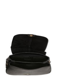 Zwarte leren handtas met een gestructureerde afwerking, gouden hardware en een magnetische klep. Het interieur heeft twee compartimenten en een ritsvak.