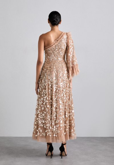 En-shoulder, gulvlængde kjole i nude tulle, pyntet med indviklet guld blomsterbroderi og voluminøse detaljer på skulderen.