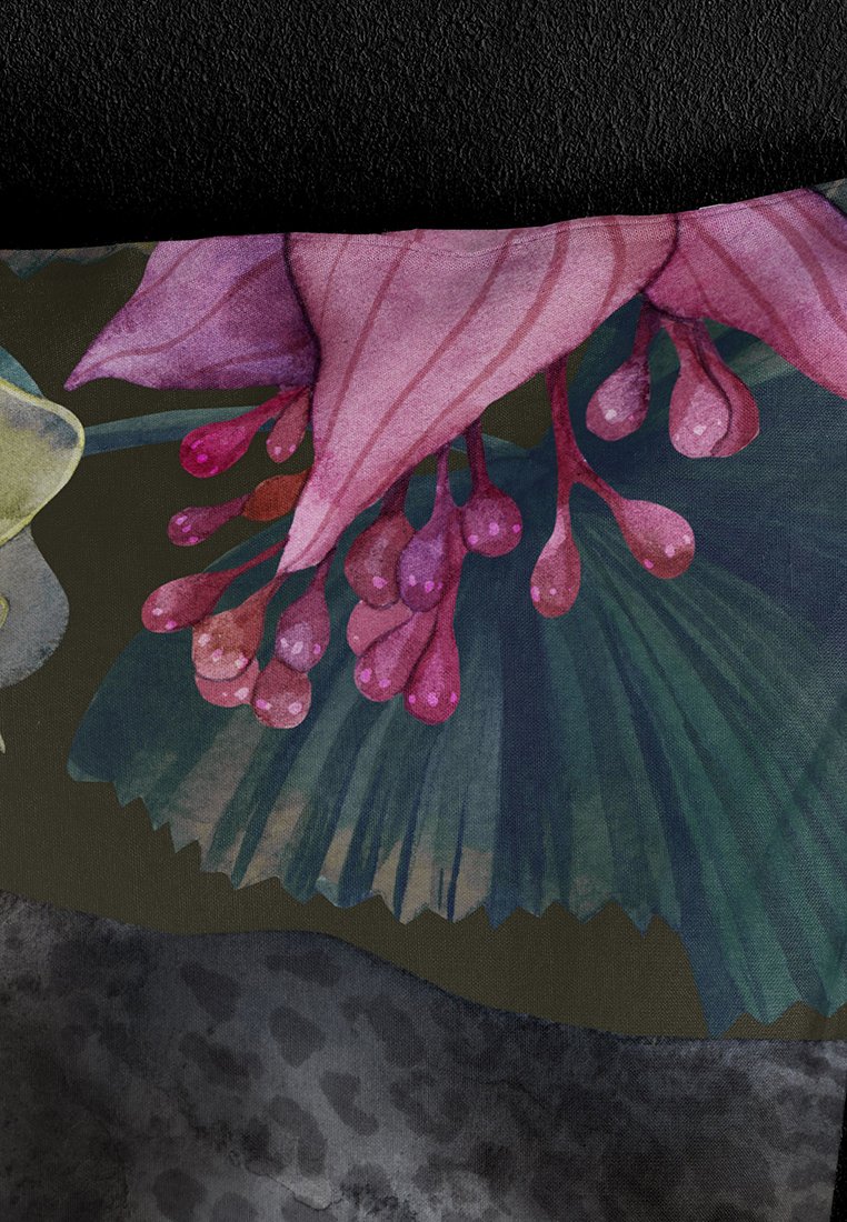 Buntes Blumenmuster mit pinken und lila Blumen sowie grünen Blättern, auf einem strukturierten schwarzen Hintergrund.