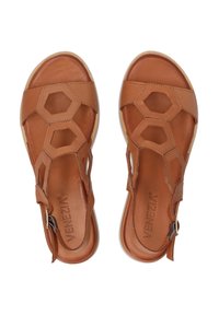 Bruine lederen sandalen met hexagonale uitsparingen, verstelbare enkelband, gevoerd inlegzool en een lichtgekleurde rubberen zool.