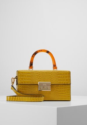 Gele gestructureerde handtas met een krokodillenpatroonafwerking, een goudkleurige sluiting en handvatten van acryl in schildpadstijl. Inclusief een afneembare schouderriem.