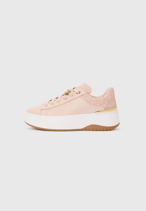 Sneaker platform rosa chiaro con suola spessa bianca, lacci sulla parte anteriore, occhielli dorati e colletto posteriore a motivo con dettagli in oro.