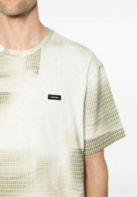 Calvin Klein DIFFUSED GRID AOP - T-shirt con stampa - beige khaki