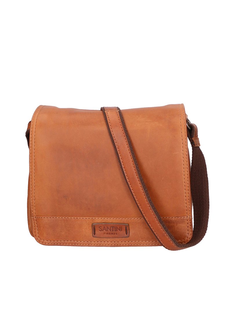 Borsa a tracolla in pelle marrone chiaro con patta pieghevole, tracolla in tessuto marrone, cuciture sottili e una placca con logo sulla parte anteriore.