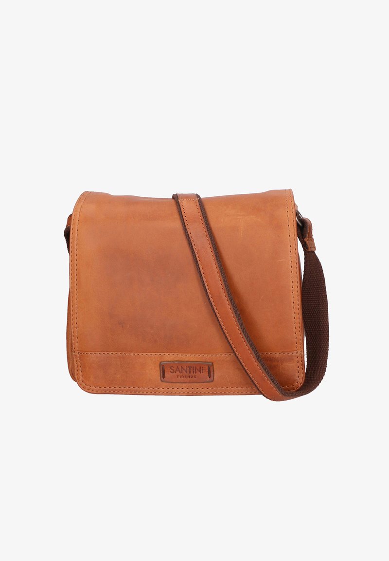Borsa a tracolla in pelle marrone chiaro con patta pieghevole, tracolla in tessuto marrone, cuciture sottili e una placca con logo sulla parte anteriore.
