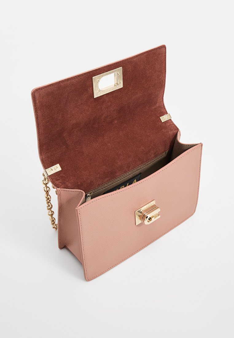 Rosa Lederhandtasche mit einem goldenen Verschluss, Wildlederfutter und einer Kettenriemen. Das Innere zeigt einen Kartenhalter und ein Reißverschlussfach.