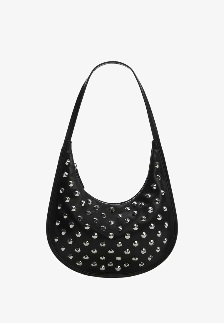 Sac à épaule noir en forme de croissant avec une seule bandoulière et des clous ronds en métal argenté répartis uniformément sur la surface avant.