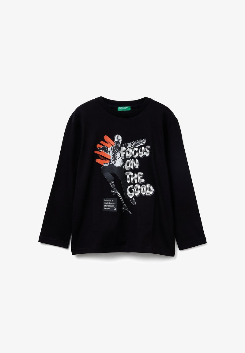 Černé triko s dlouhým rukávem s grafikou skateboardisty a textem "Soustřeď se na to dobré" a "Vesmír je připraven uskutečnit tvé sny."
