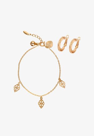 Złota bransoletka łańcuszkowa z trzema zawieszkami w kształcie liści oraz para teksturowanych złotych kolczyków kołowych na białym tle.