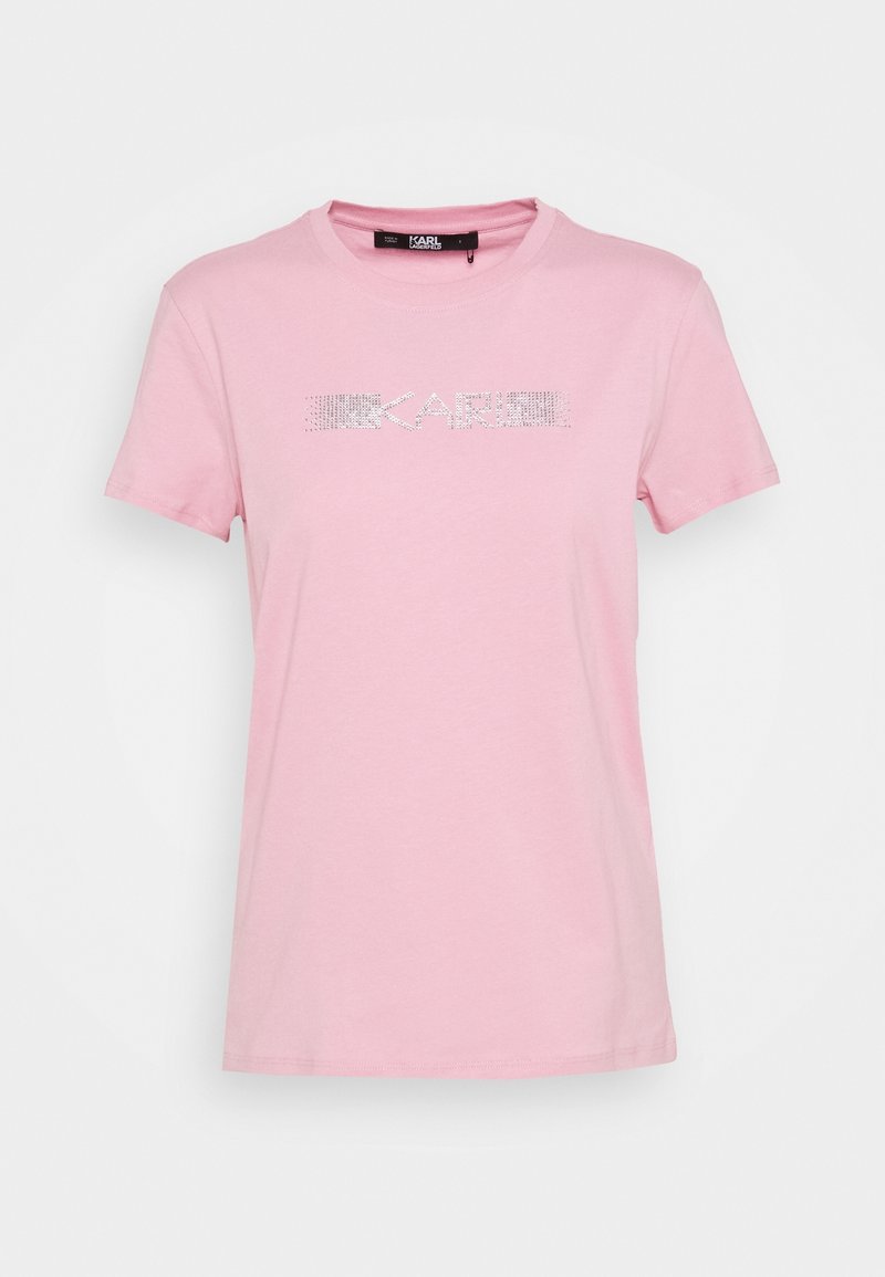Camiseta de algodón rosa de manga corta, con un logo acentuado con cristales en el pecho. Diseño clásico de cuello redondo.